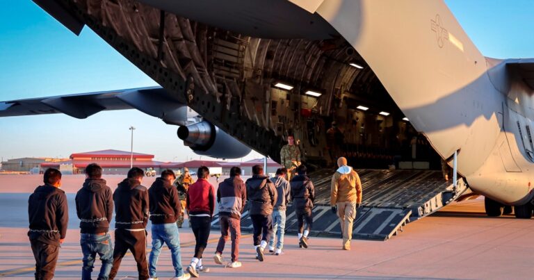 México negó el acceso a avión militar de EEUU con migrantes deportados