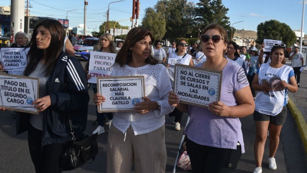 497111-primera-protesta-docente-del-ano-con-satira-al-gobernador