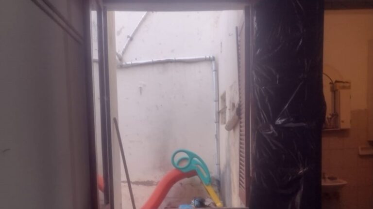 Entró a la casa de su expareja, causó destrozos y se quedó dormido