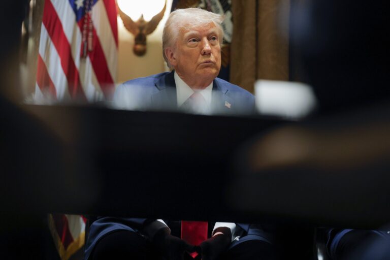 La prensa en EE.UU.: Trump lanza una nueva amenaza a los medios y Bezos toma una drástica decisión en el Post