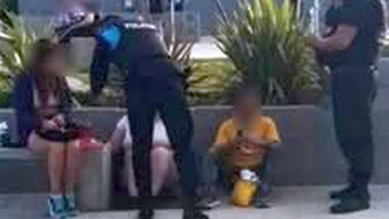 Bebía en la vía pública y tenía pedido de captura