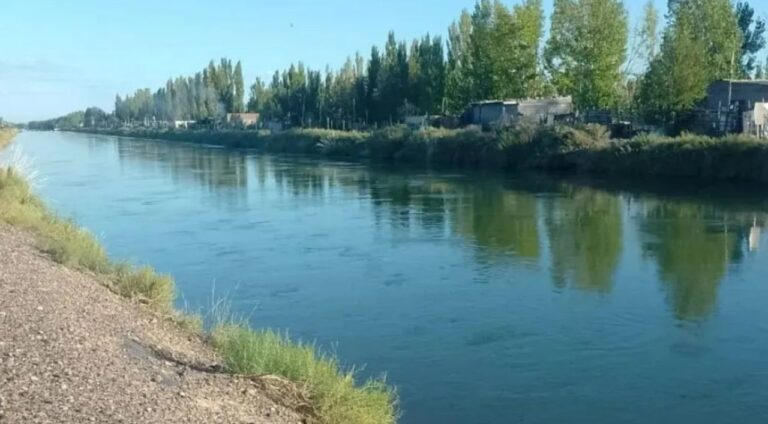 Un hombre murió tras descompensarse y caer en un canal de riego: buscan a sus familiares