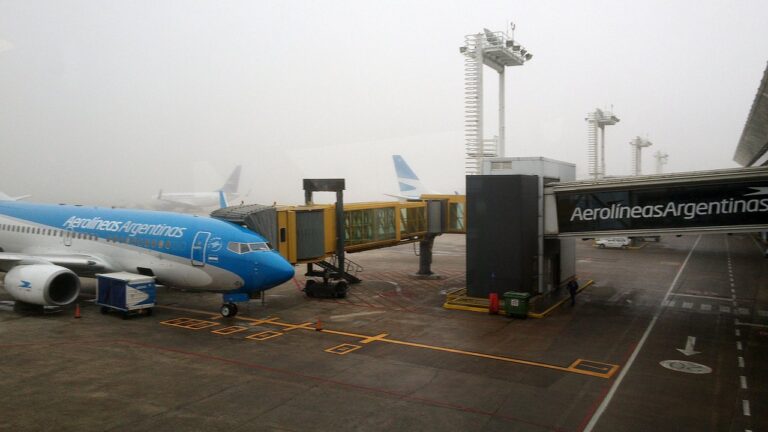 Por las tormentas en Buenos Aires, se registraron demoras en Aeroparque y Ezeiza