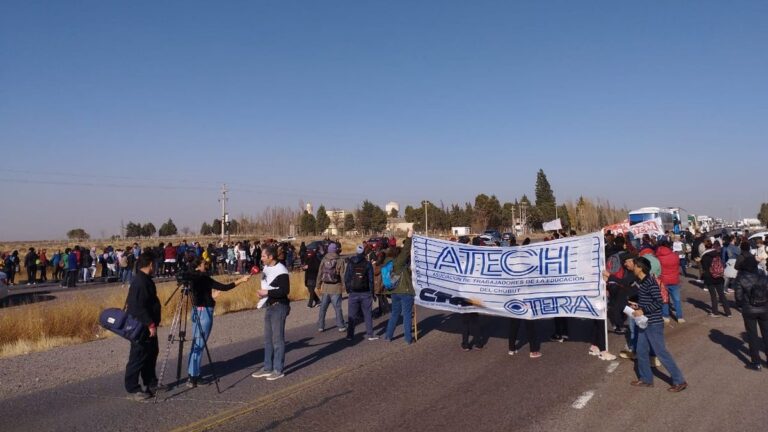 Docentes y auxiliares se movilizan en Rawson