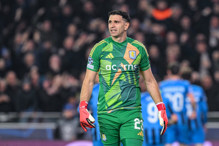 «Dibu» Martínez sigue en la Champions con Aston Villa