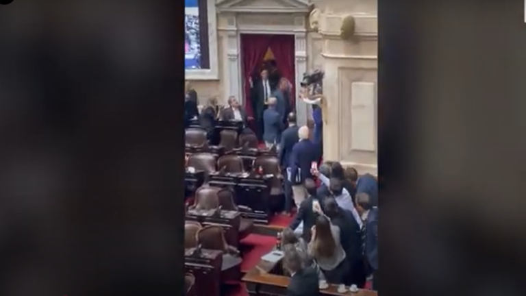 Zago y Almirón a las piñas