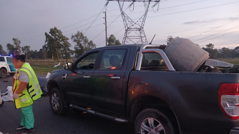 Tragedia en la Ruta 2: cuatro muertos por un choque entre un camión, una camioneta y una moto