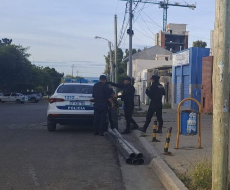 Comodoro: un hombre quedó detenido tras intentar robar caños de una obra en construcción