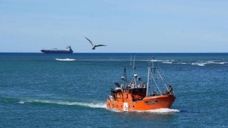 Empresa Santa Cruz Puede: Zarpó por primera vez el buque Liliana de Caleta Paula