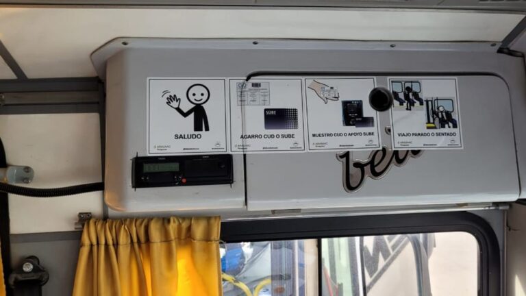 Implementan señalización inclusiva en el transporte público