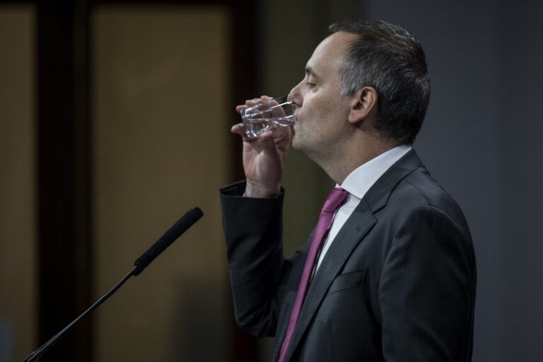 Adorni intentó postergar el debate porteño para poder viajar a Roma