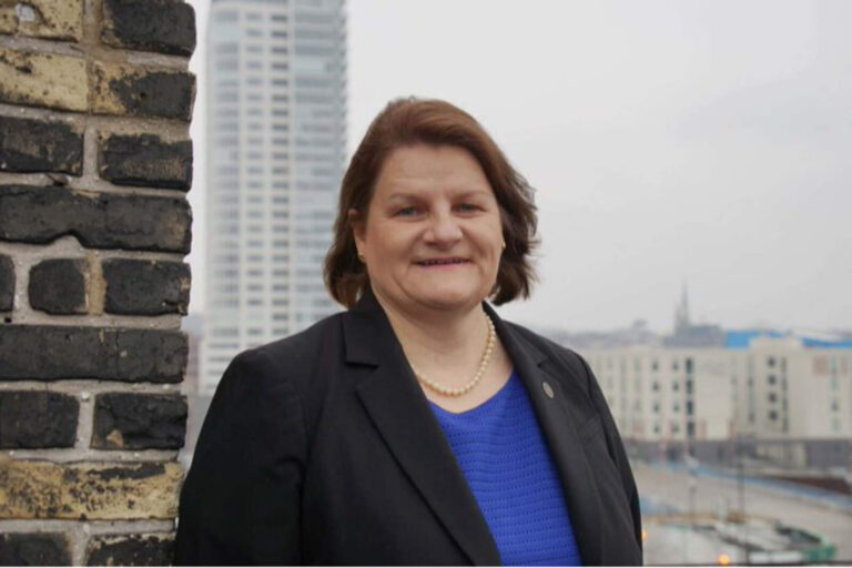 Una jueza demócrata de Wisconsin fue arrestada por el FBI por cargos de obstrucción