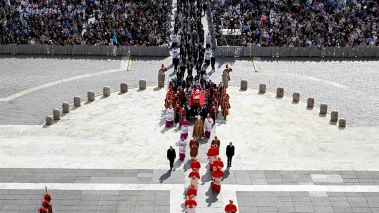 El cuerpo del papa Francisco fue trasladado a la basílica de San Pedro