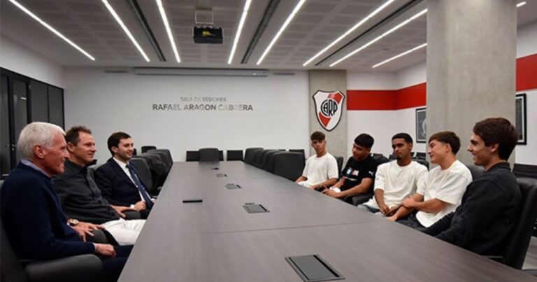 El gesto de los dirigentes de River con los juveniles que firmaron su primer contrato