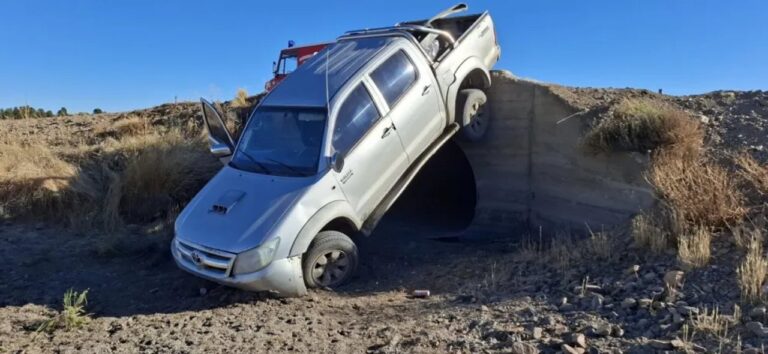 Accidente cerca de Pilcaniyeu: una camioneta volcó en una zona de ripio suelto