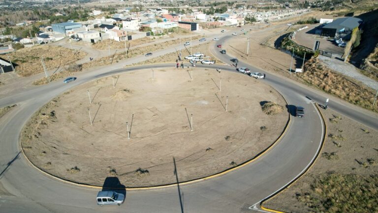 Comodoro: instalaron luminarias en las rotondas de acceso al camino Roque González