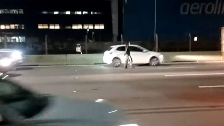 Peligro total: un hombre caminó entre los autos en plena avenida Lugones