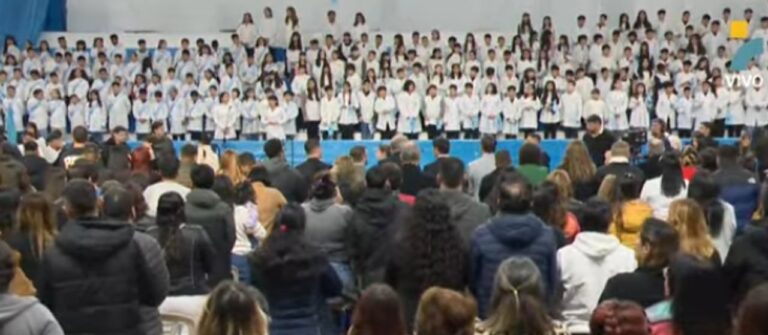 Más de 200 chicos hicieron su promesa a la bandera en un emotivo acto realizado en Trelew