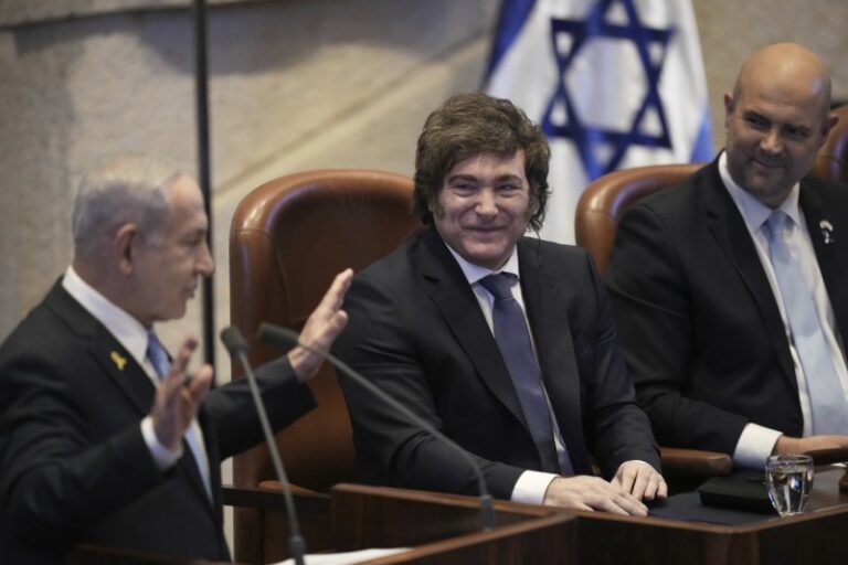 Ordenan reforzar la seguridad en las embajadas ante el alineamiento de Milei con Israel