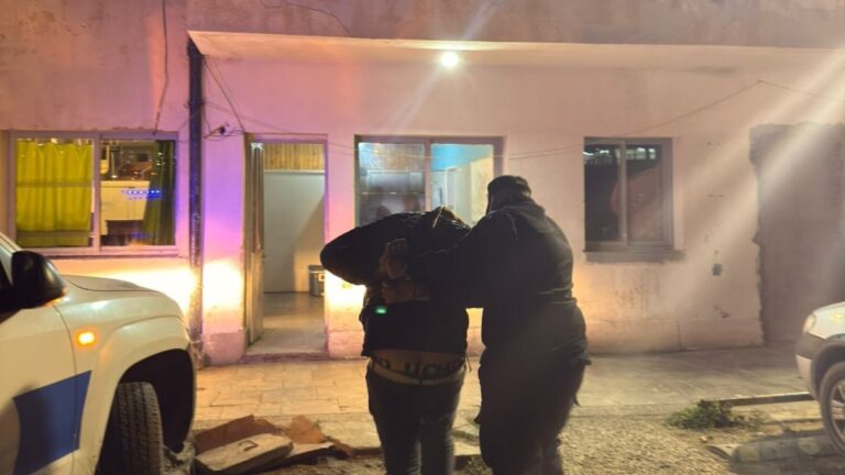 Persiguen y detienen a dos hombres por tirotear un bar