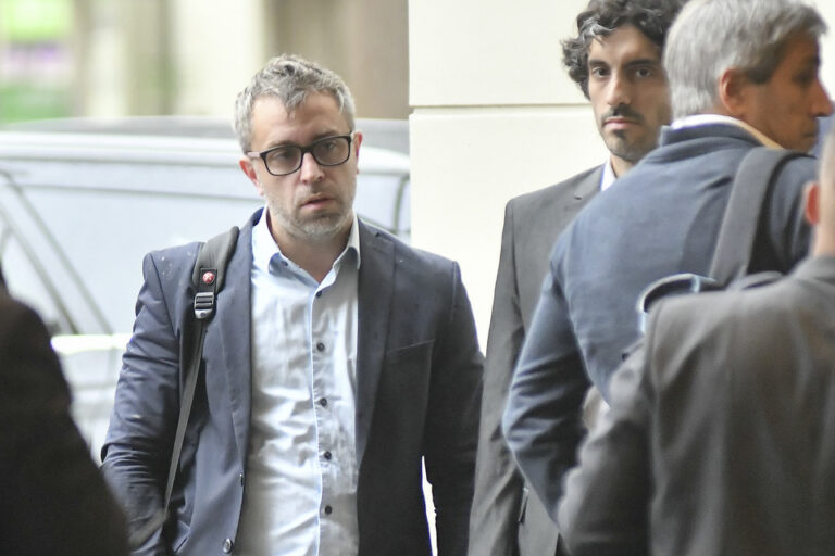 Tras el duro informe del JP Morgan, el Gobierno le echa la culpa a las elecciones