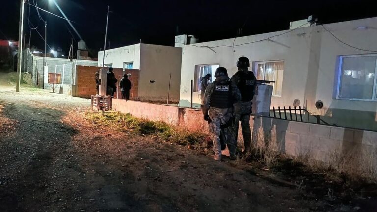 Se atrincheró con un hacha y amenazó a su familia y policías