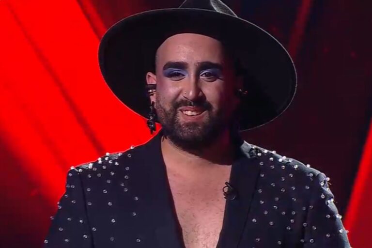Thomas Guzmán se lució en La Voz Argentina con su canto, su historia de vida y su look único