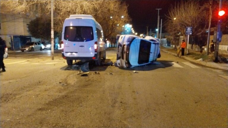 Adolescente de 15 años choca y vuelca la camioneta que conducía