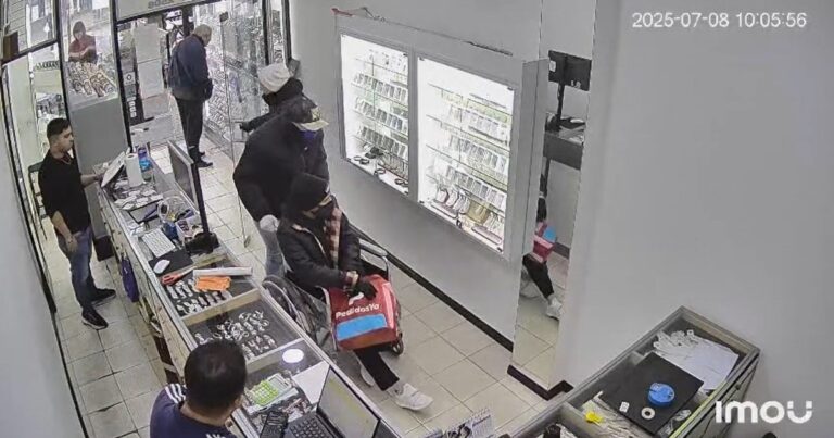 Una silla de ruedas y una mochila de reparto: el increíble robo de un minuto en una joyería