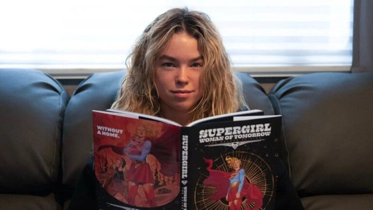 Tras el exitoso debut en cines de «Superman», James Gunn compartió el primer poster de «Supergirl»