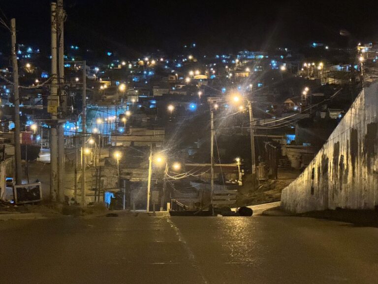 Vecinos del barrio Balcón del Paraíso cortaron el camino alternativo del Centenario en Comodoro