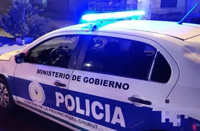 Quiso tomarse un taxi en Chubut, se lo negaron y reaccionó de la peor manera
