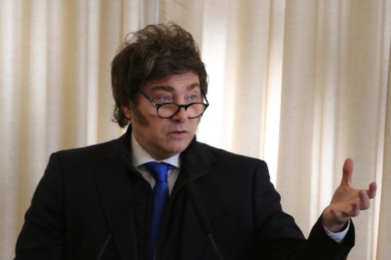 Milei vuelva a atacar a Clarín: «No se van a quedar con Telefónica»