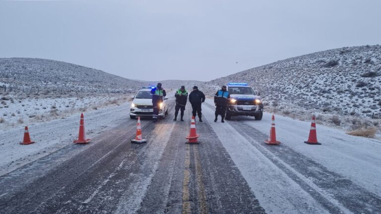 Nevadas en Chubut: despliegan operativos en rutas por frío extremo y barro