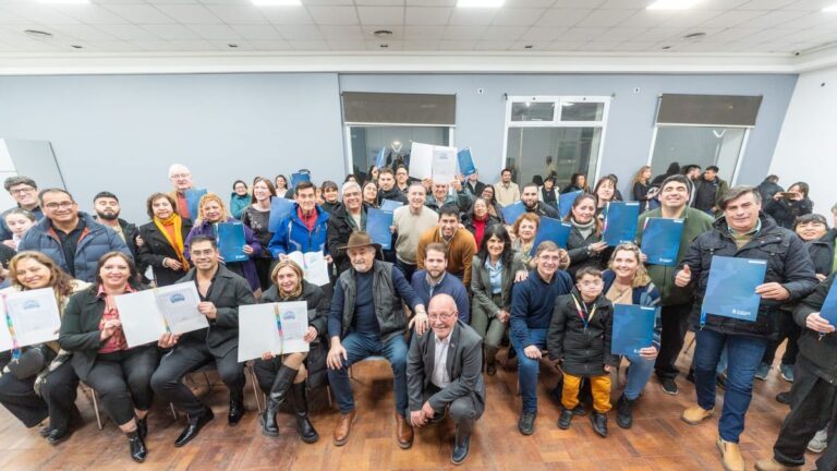 Cincuenta y cinco familias recibieron sus títulos de propiedad