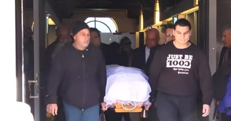 El último adiós a «Locomotora» Oliveras: finalizó el velatorio íntimo y trasladaron el cuerpo a la Legislatura santafesina