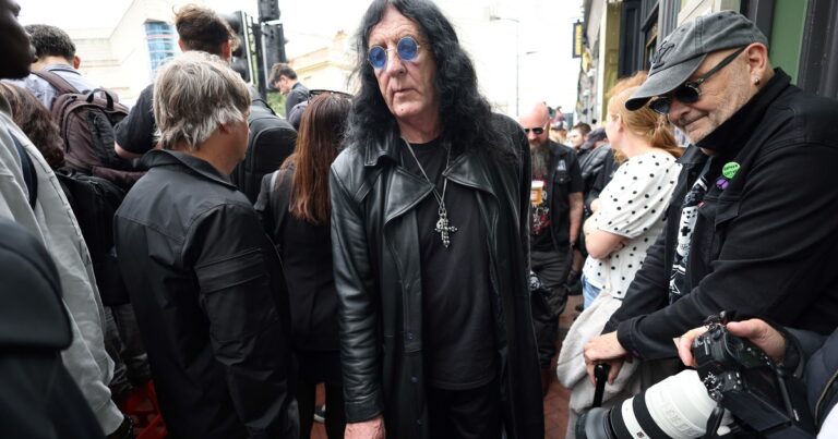 La muerte de Ozzy Osbourne: el Reino Unido despidió al Príncipe de las tinieblas con una procesión fúnebre en Birmingham, su ciudad natal