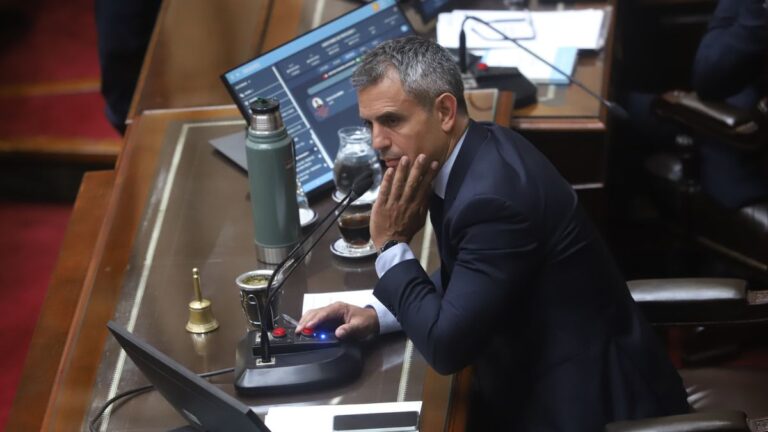 Justicia interviene luego de que suspendan contratos millonarios entre una obra social y un socio de Martín Menem