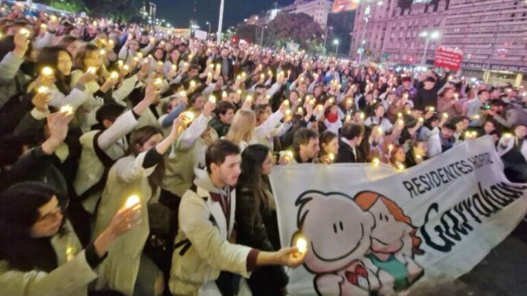Marcha de velas: trabajadores del Hospital Garrahan volvieron protestar contra los recortes en Salud
