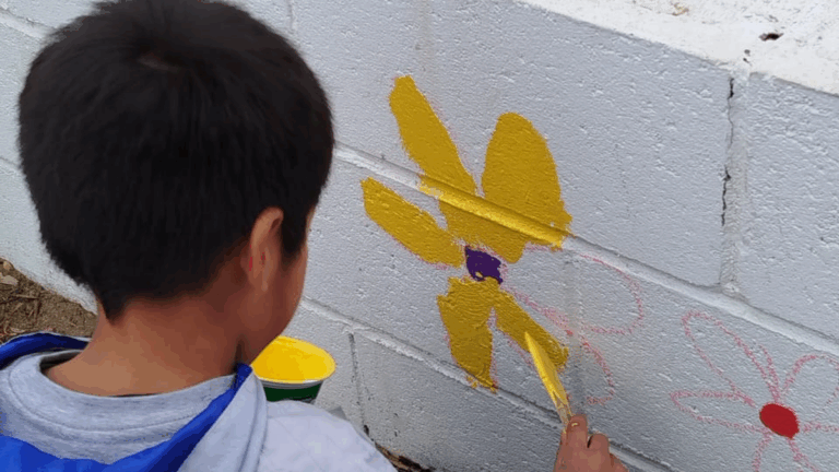 Realizaron un mural colectivo en el playón del barrio COMIPA en Km 8