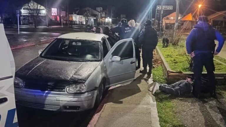 Un conductor se salió de control en la cordillera: arrastró varios metros a un policía y lo atacó con un puñal