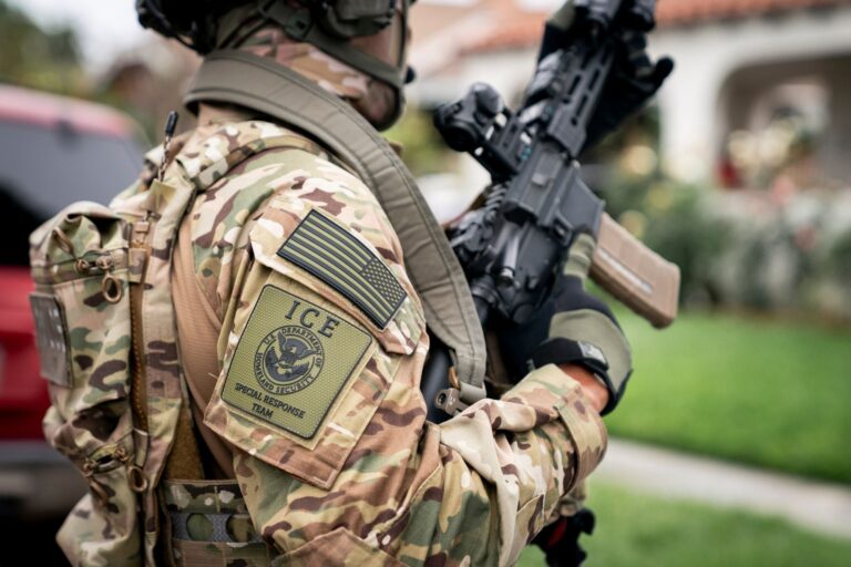 Presentó su licencia de conducir en la entrada de un hospital en EE.UU. y terminó detenida por el ICE: el caso