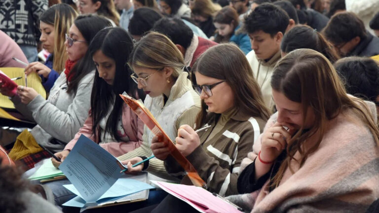 Argentina endurece la convalidación de títulos médicos para extranjeros