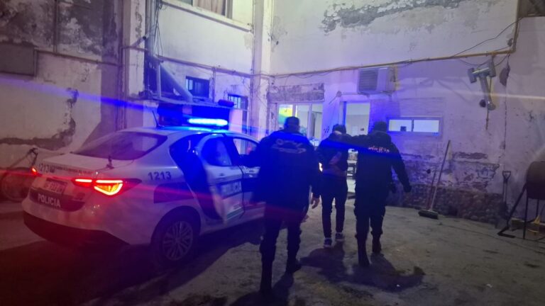 Le pegó a un policía que lo expulsó de un boliche