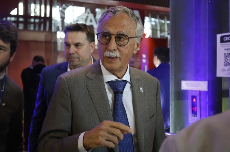 Sturzenegger le echó la culpa de las muertes del fentanilo a Anmat y abrió una interna con Lugones