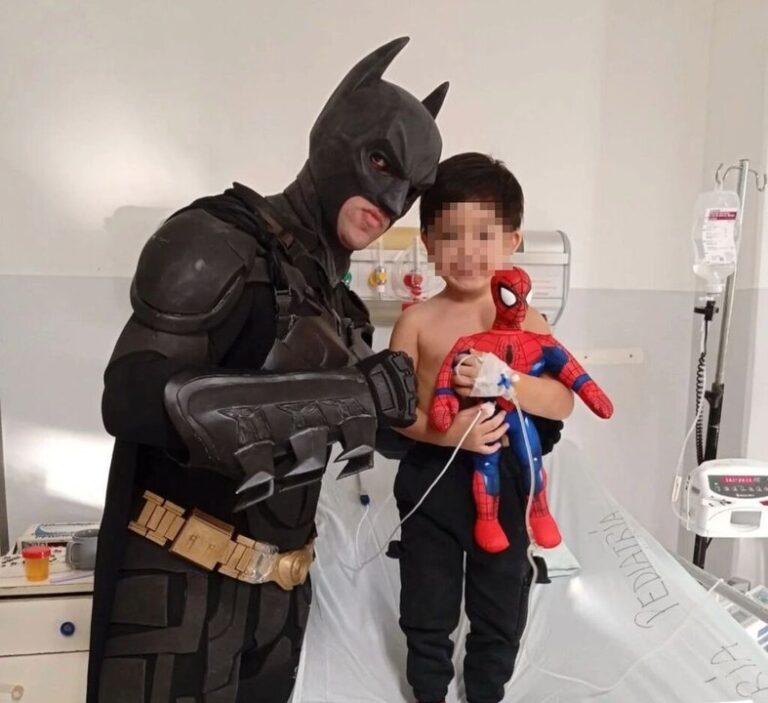 La historia del Batman de Comodoro que visita a chicos internados para dar un mensaje de vida