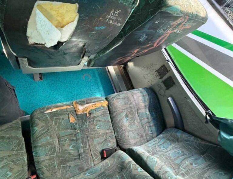 Indignación en Chubut: jóvenes vandalizaron un colectivo de larga distancia y una terminal