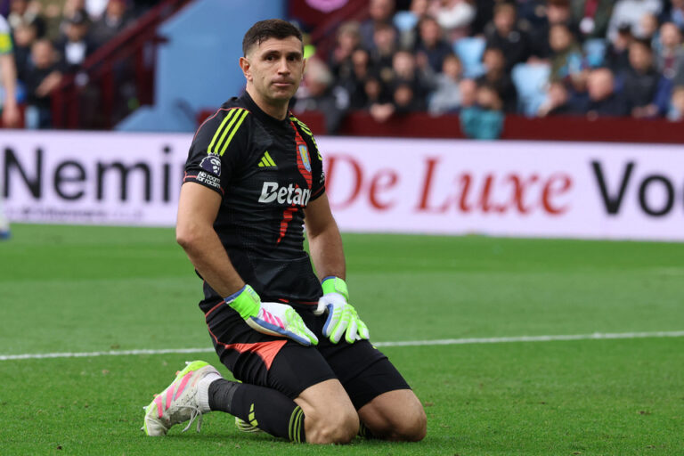 Se frustró el pase del Dibu Martínez al Manchester United y su futuro es una incógnita