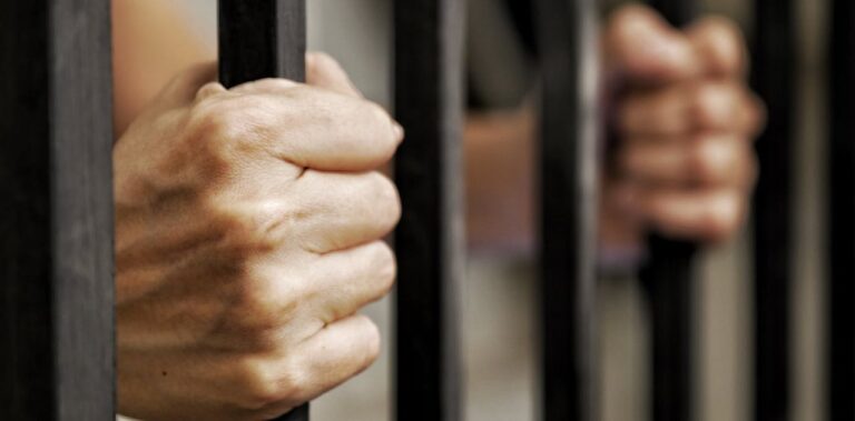 Un preso se tragó dos hojas de afeitar y está grave: investigan cómo las obtuvo