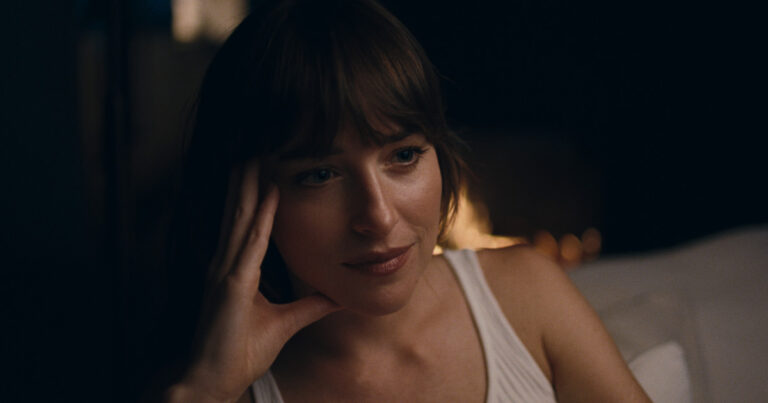 Amores compartidos: qué es lo mejor de la comedia sexual con Dakota Johnson y la hija de Arjona
